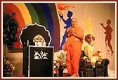 Swamishri performs arti of Thakorji in the evening assembly