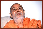 Swamishri in a jovial mood during an assembly