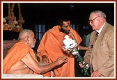 Hon. Mayor of Pico Rivera City, Mr. Garth Gardner, honors Swamishri with a bouquet
