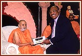 Mr. Louis Byrd, Hon. Mayor of Lynwood city, offers 'Key to the City' to Swamishri