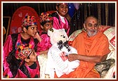 Swamishri accepts a teddy bear offered by balaks