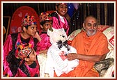 Swamishri accepts a teddy bear offered by balaks