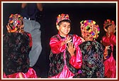 Balaks perform a dance during Swamishri's puja