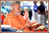 Swamishri discourses on the glory of devotion to God   