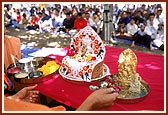 Swamishri performs pujan and arti of Thakorji and Shri Ganeshji