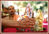 Swamishri performs pujan and arti of Thakorji and Shri Ganeshji