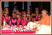 Balaks pray and do darshan of Swamishri during puja