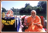 Swamishri offers dhun (prayer)