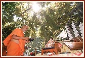 Swamishri performs pujan and arti of Thakorji and Shri Ganeshji
