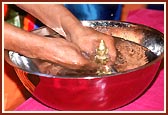 As part of the Jaljilani rituals Swamishri bathes Lord Harikrishna Maharaj in water