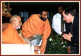 Congressman Edward Royce, Vice-chairman of subcommittee on Asia & the Pacific in the Congress, honors Swamishri with a bouquet