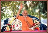 Swamishri happily responds with gestures during the singing of a bhajan that describes the water - leela of Shriji Maharaj in Amdavad: "Rang Bharela Lalji, Jalma Jhile Balvir ..."