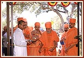 Swamishri unties the 'nada chhadi' amidst Vedic chantings before entering the mandir