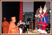 Performs arti of Thakorji during the evening public assembly 