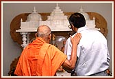 Swamishri blesses the devotee