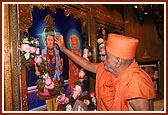 Performing pujan of Thakorji during the murti pratishtha ceremony