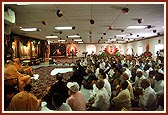 Swamishri doing darshan of the former murtis of Thakorji and blessing the assembly prior to installation of new murtis