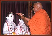 Swamishri performs the murti-pratishtha of Akshar Purushottam Maharaj