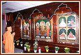 Swamishri doing darshan of the former murtis of Thakorji and blessing the assembly prior to installation of new murtis 