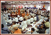 Swamishri and devotees perform the pratishtha arti