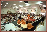 Swamishri performs arti after the murti-pratishtha ceremony