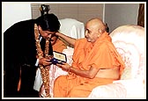 Deputy Mayor of Dallas, Mr. Steve Salazar, presents a 'Key to the City' to Swamishri