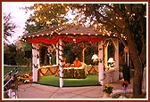 Swamishri performs his daily puja in a fresh, morning atmosphere