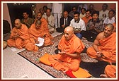 Swamishri sings 'Thal' before Thakorji
