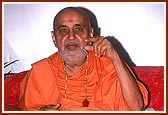 Swamishri discourses on cultivating glory ('mahima') for God and His realized sadhu, "If one does darshan of God and His realized sadhu with mahima, then one will experience spiritual happiness ..."