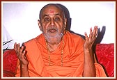 Swamishri discourses on cultivating glory ('mahima') for God and His realized sadhu, "If one does darshan of God and His realized sadhu with mahima, then one will experience spiritual happiness ..."