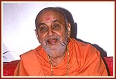 Swamishri discourses on cultivating glory ('mahima') for God and His realized sadhu, "If one does darshan of God and His realized sadhu with mahima, then one will experience spiritual happiness ..."