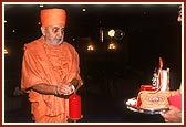 Swamishri inaugurates the National Youth Convention, 2000