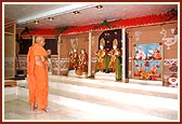 Swamishri doing darshan of Thakorji, Shree Swaminarayan Mandir, San Jose