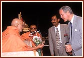 Congressman Tom Campbell welcomes Swamishri with a bouquet