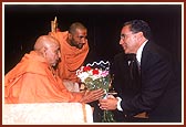 Mayor of San Jose, Mr. Ron Gonzales, welcomes Swamishri