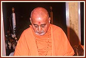 Swamishri performs the maha-puja ceremony 