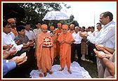 Swamishri, at the new mandir site with Lord Harikrishna Maharaj, performs the Bhumi pujan with devotees