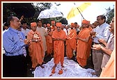 ... Chants the Swaminarayan dhun for success of the mandir construction
