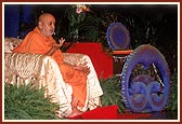 Swamishri blesses the assembly, "For moksha, God and His realized sadhu are necessary ..."