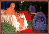 Swamishri blesses the assembly, "For moksha, God and His realized sadhu are necessary ..."