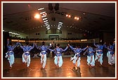 During the evening assembly the balaks perform an impressive welcome dance in honor of Swamishri. They are blessed with a photo session with Swamishri