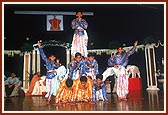 During the evening assembly the balaks perform an impressive welcome dance in honor of Swamishri. They are blessed with a photo session with Swamishri