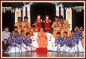 During the evening assembly the balaks perform an impressive welcome dance in honor of Swamishri. They are blessed with a photo session with Swamishri