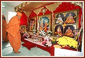 Swamishri performing the murti pratishtha ceremony