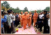 Swamishri arriving for the ground-breaking ceremony