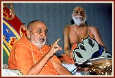 Swamishri blessing the devotees during the evening assembly