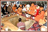 Swamishri performing the rituals of the ground-breaking ceremony