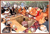 Swamishri performing the rituals of the ground-breaking ceremony
