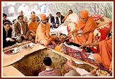 Swamishri performing the rituals of the ground-breaking ceremony