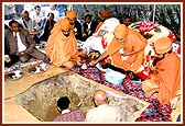 Swamishri performing the rituals of the ground-breaking ceremony